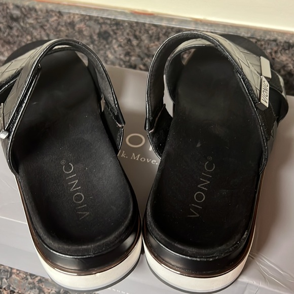 ☀️☀️HOST PICK☀️☀️Vionic Black Sandals with Chunky Sole☀️☀️☀️☀️☀️ - Picture 8 of 13